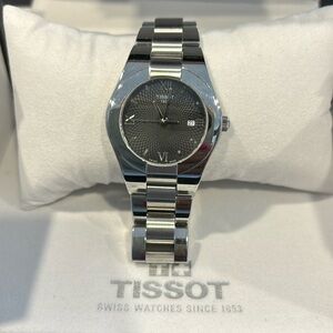 Women Tissot watch. In new and never used.